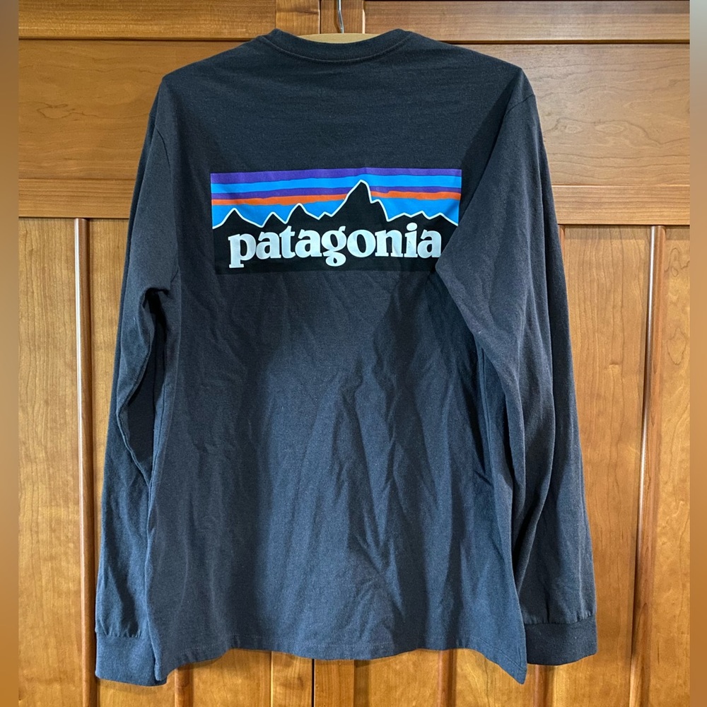 Mens small Patagonia long sleeve. Dark grey.